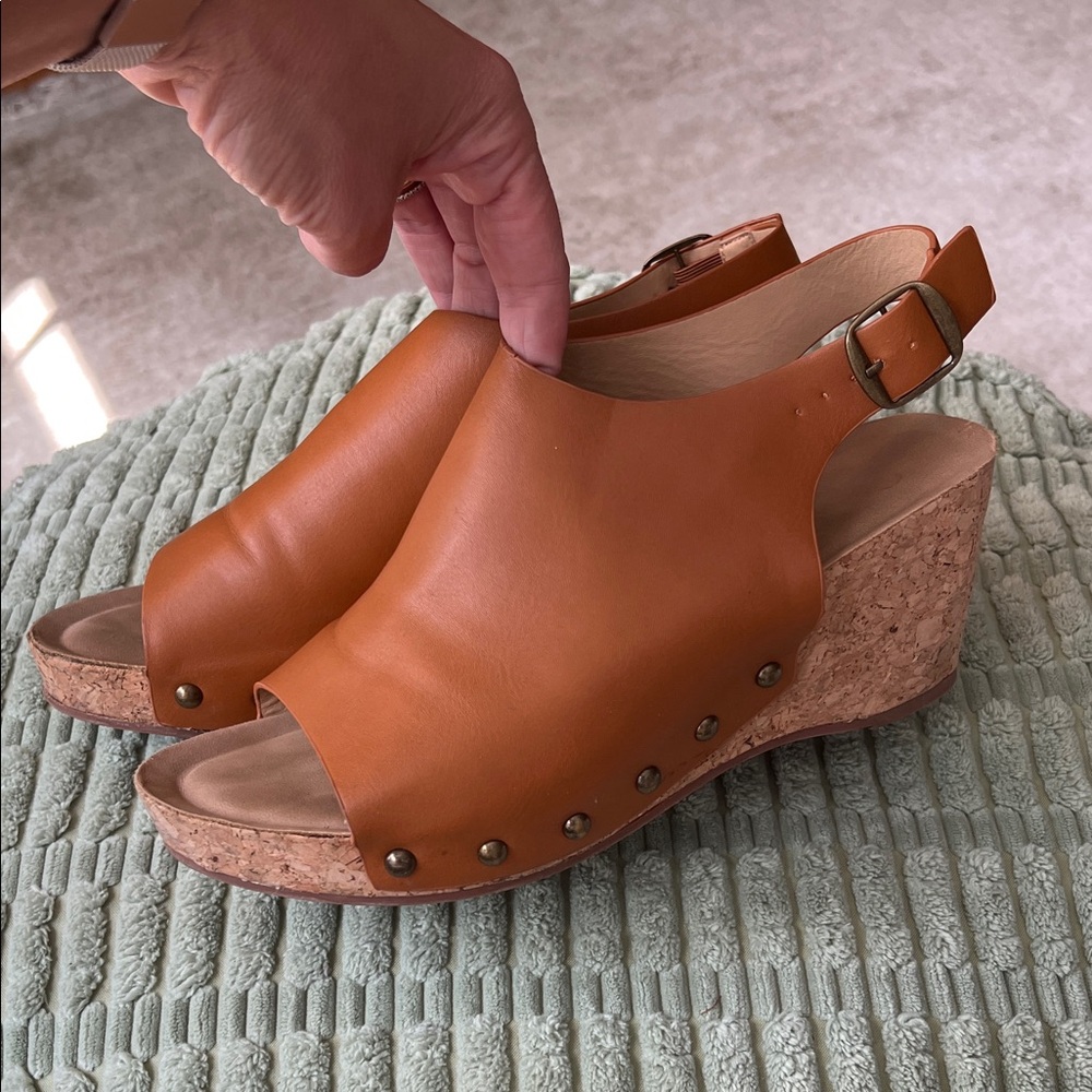 Catherine Malandrino Women's Tan Wedge Sandals